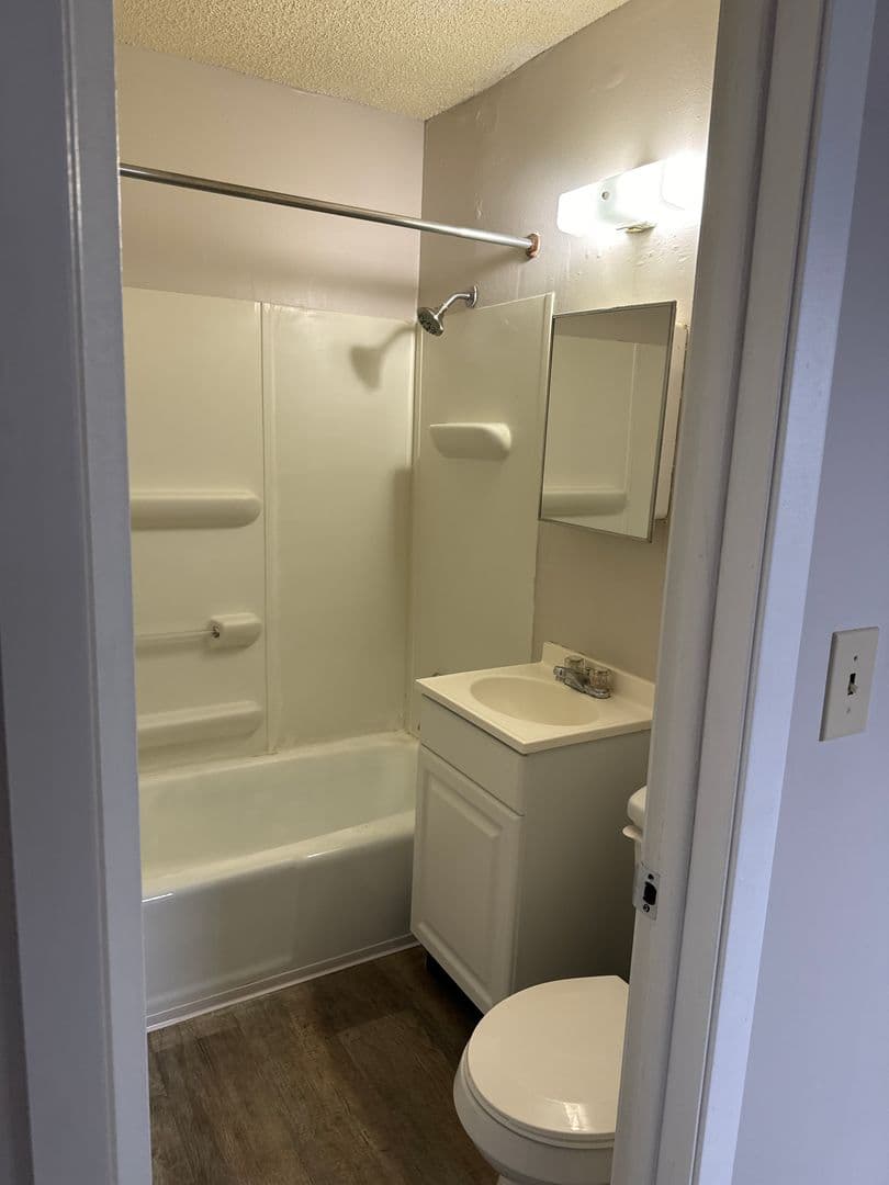 Des Moines Apartment: 1260 34th St