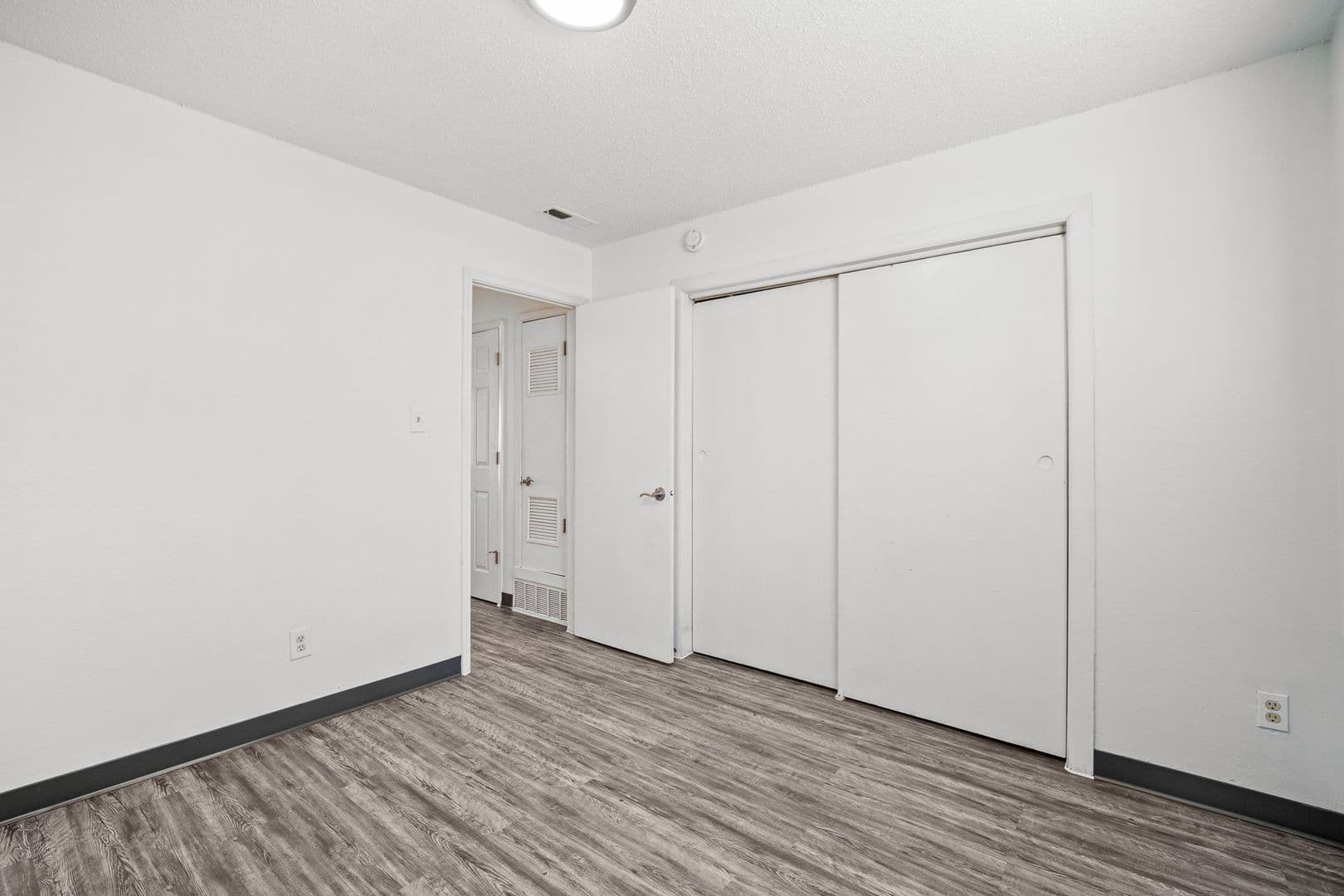 Des Moines Apartment: 2400 Hickman Rd