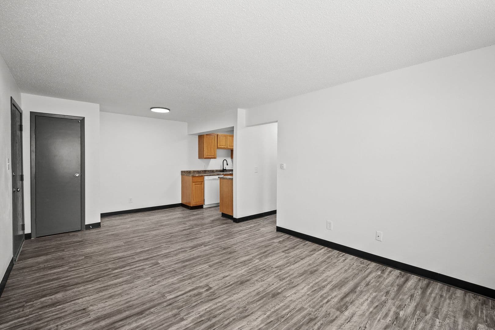 Des Moines Apartment: 2400 Hickman Rd