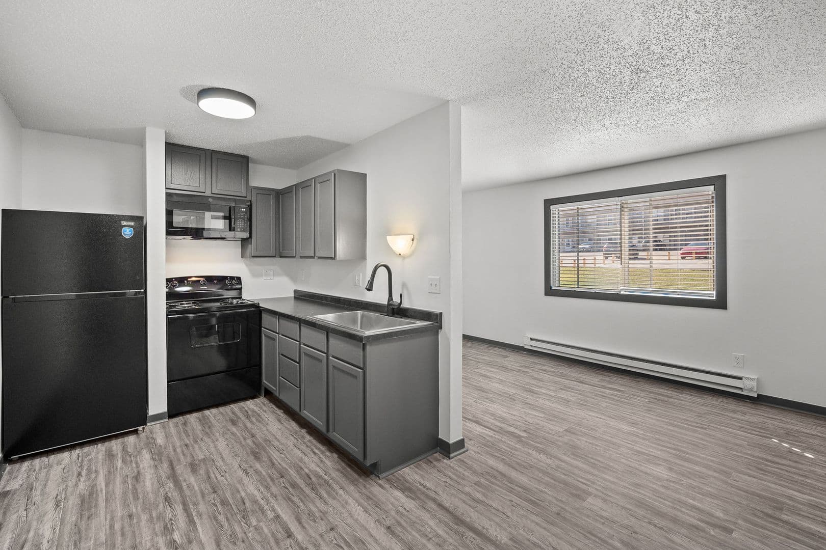 Des Moines Apartment: 2400 Hickman Rd