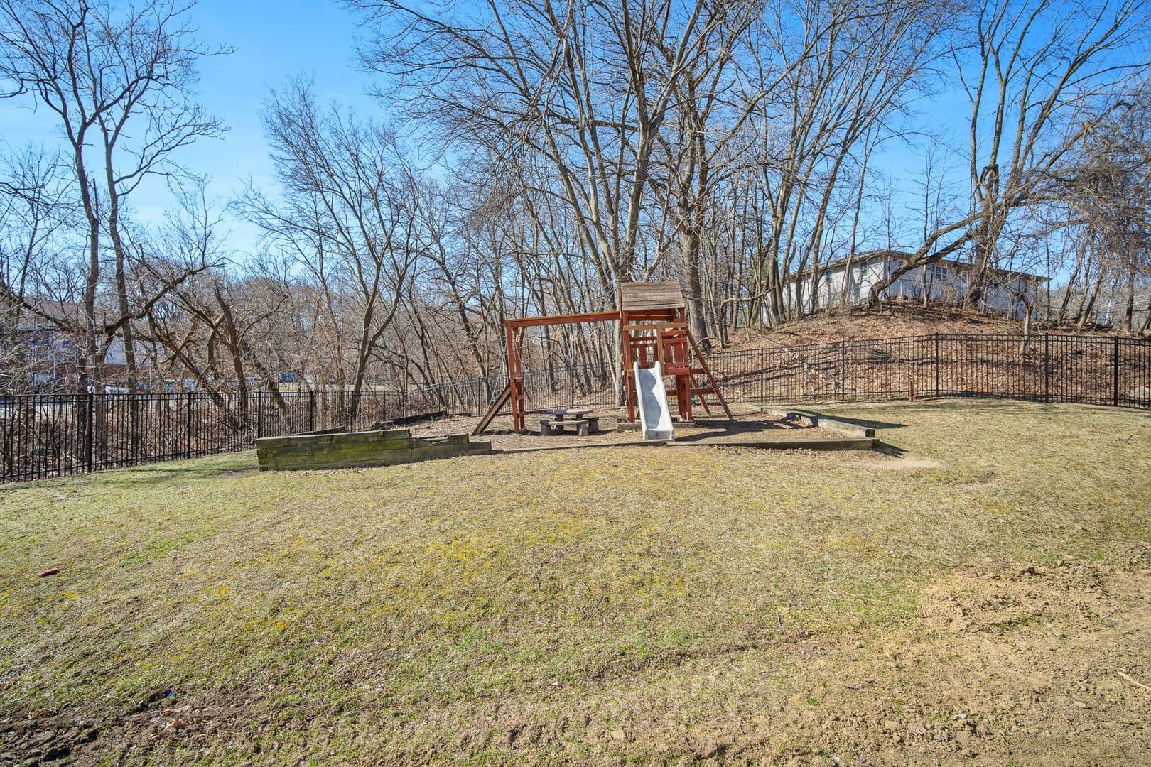 Des Moines Apartment: 2400 Hickman Rd