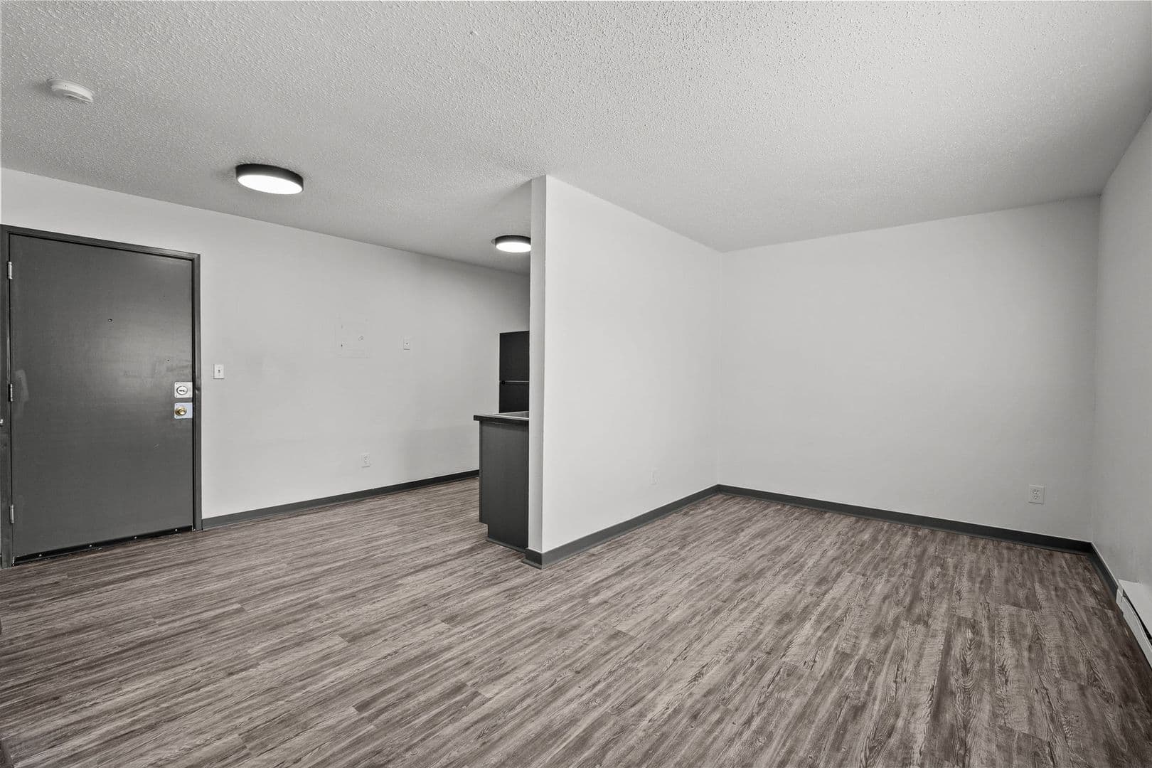 Des Moines Apartment: 2400 Hickman Rd