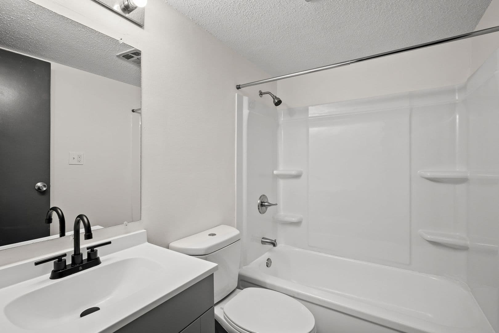 Des Moines Apartment: 2400 Hickman Rd