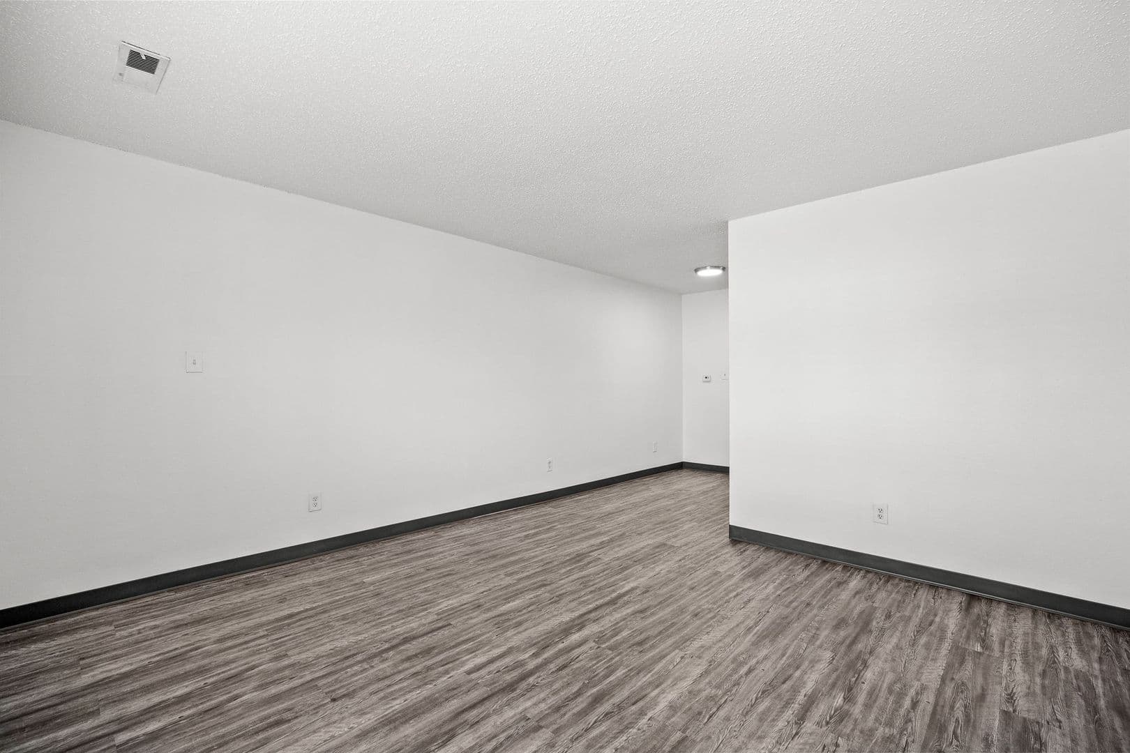 Des Moines Apartment: 2400 Hickman Rd