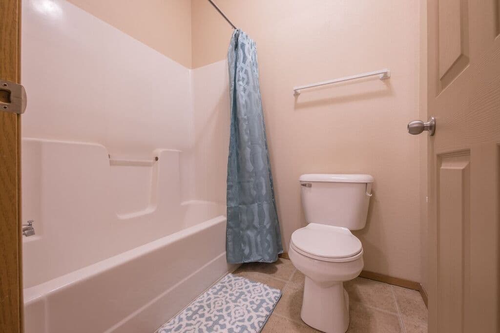 West Des Moines Apartment: 1813 Bennett Drive