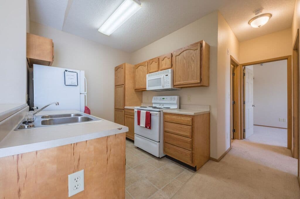 West Des Moines Apartment: 1813 Bennett Drive