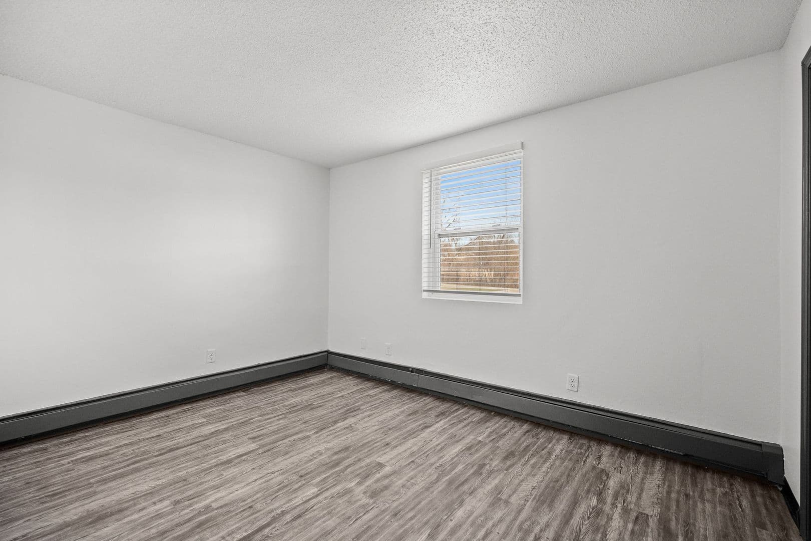 Des Moines Apartment: 2400 Hickman Rd