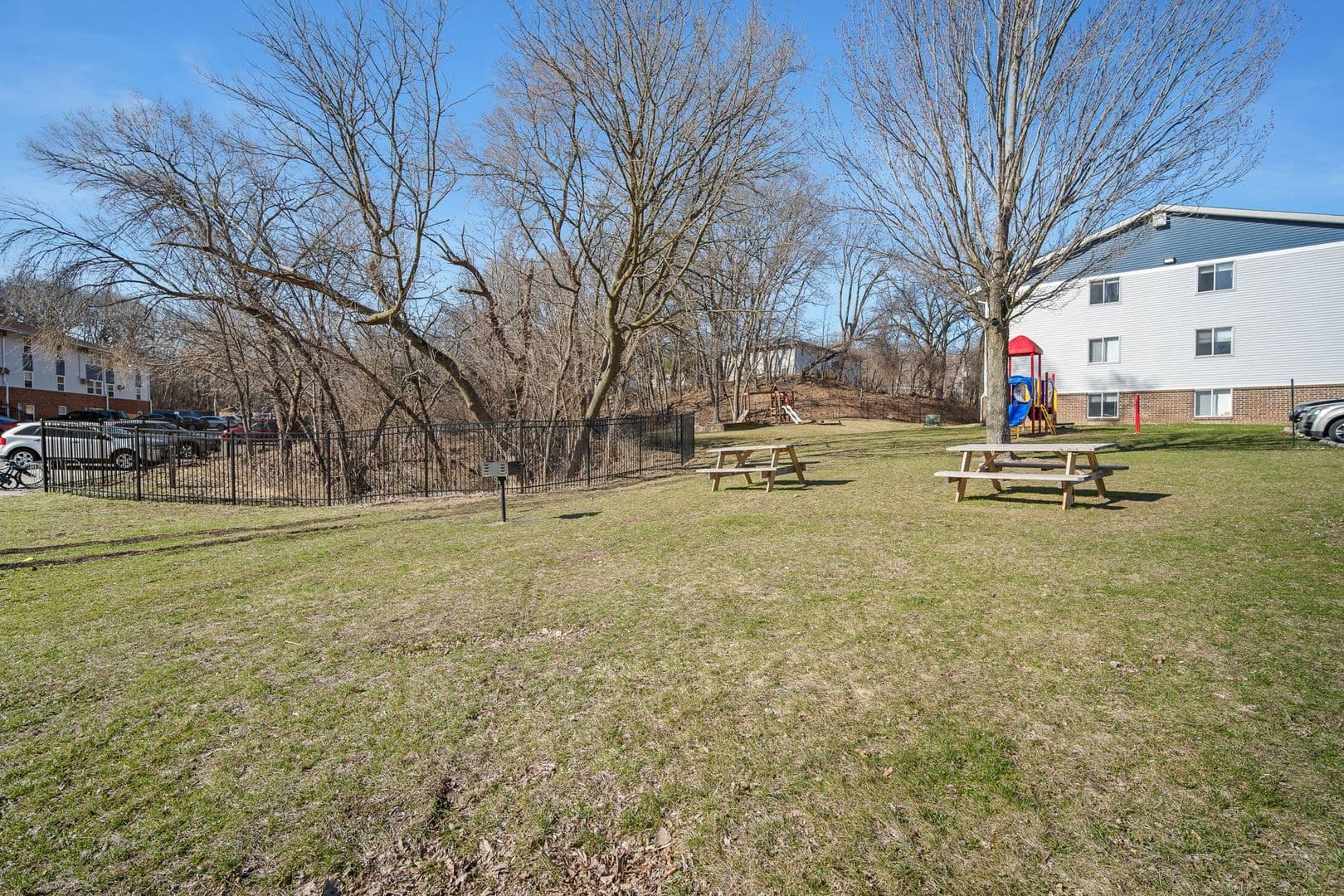 Des Moines Apartment: 2400 Hickman Rd