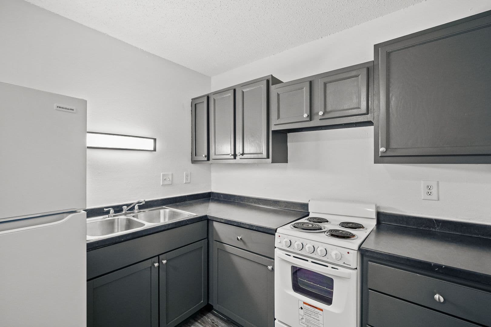 Des Moines Apartment: 2400 Hickman Rd