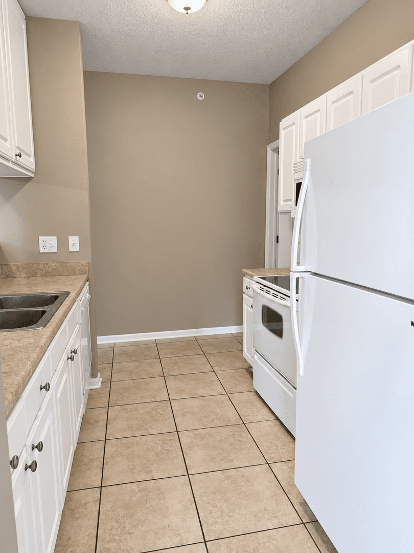 West Des Moines Apartment: 6350 Coachlight Drive