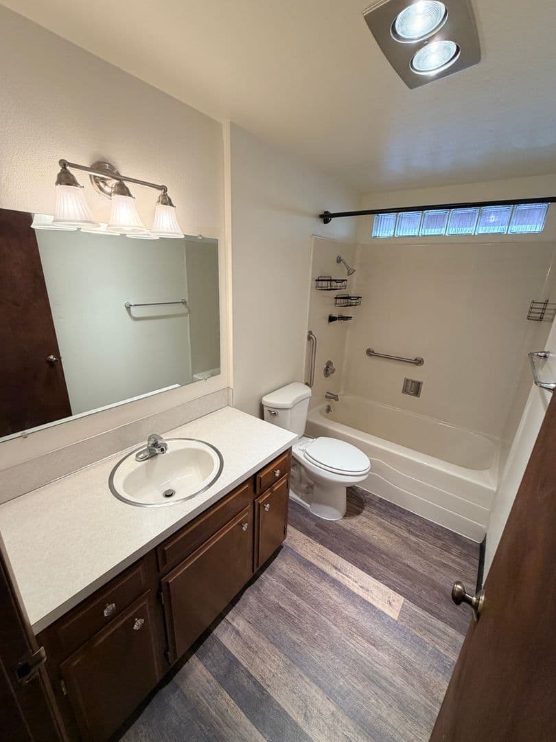 Salem Apartment: 1519-1525 6th St NW