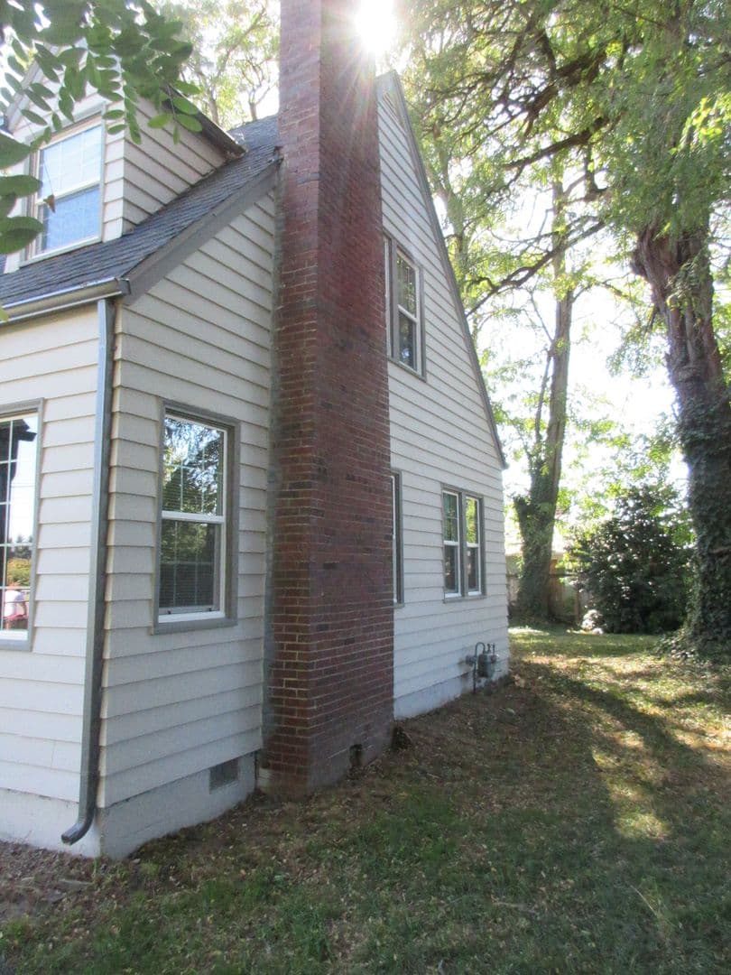 Salem House: 2810 Claxter Rd NE