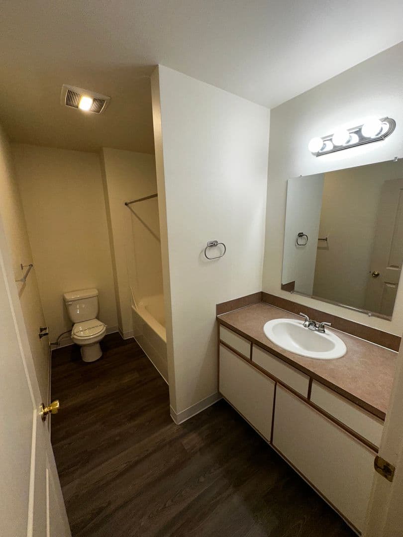 Keizer Apartment: 4997 Delight St N #202