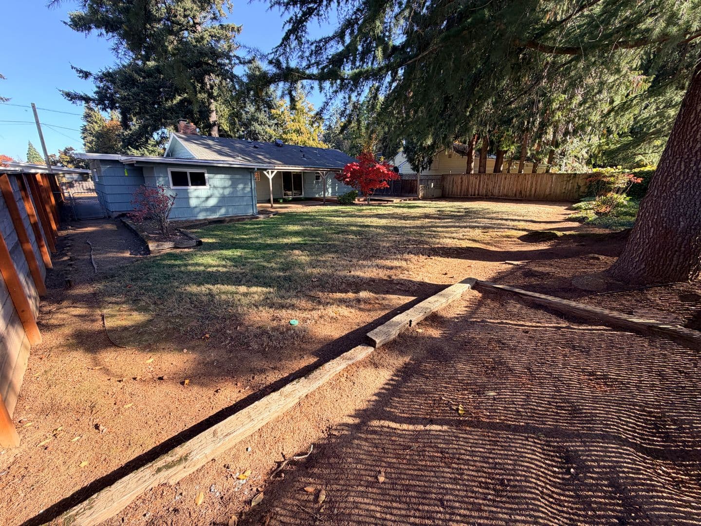 Salem House: 1040 Larkspur Lane NW