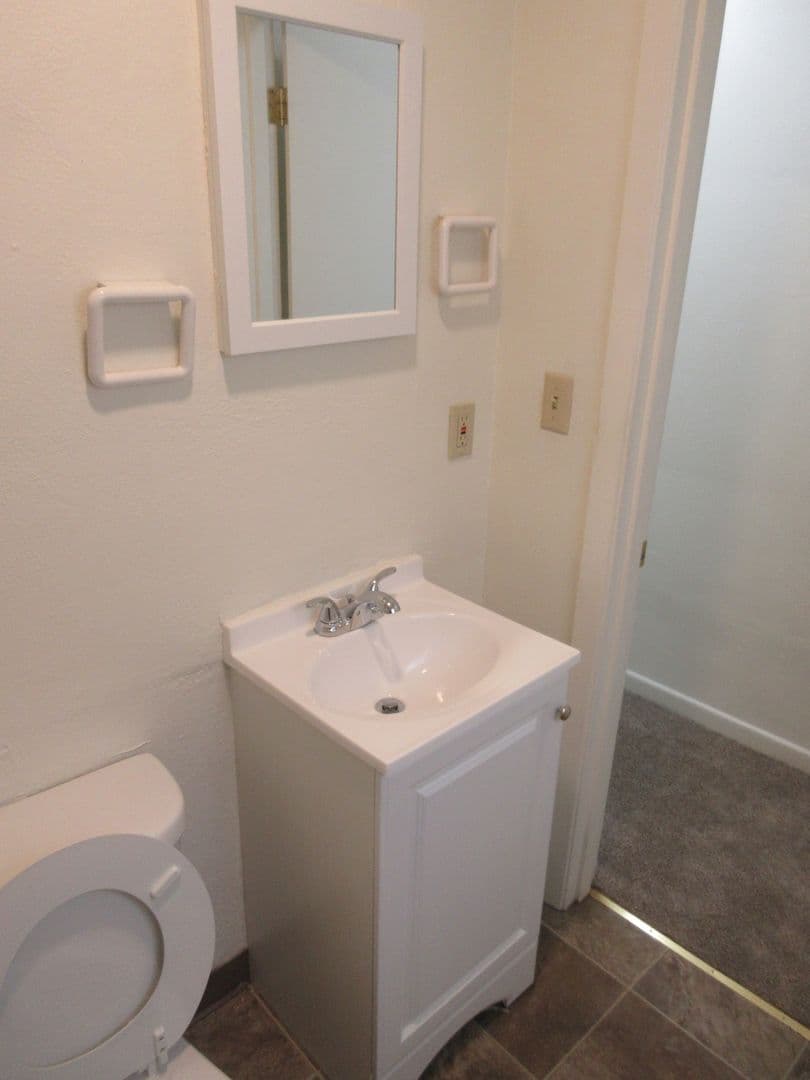 Salem Apartment: 2804 Claxter Rd NE