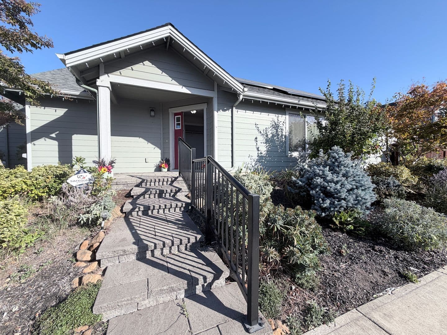 Dallas House: 456 SE Ray St