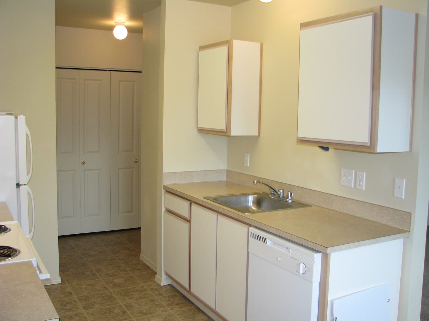 Keizer Apartment: 4995 Delight St N #202