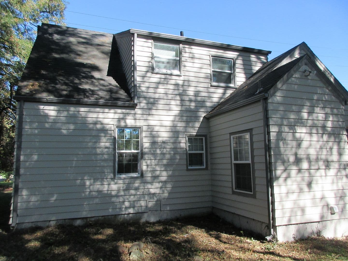 Salem House: 2810 Claxter Rd NE