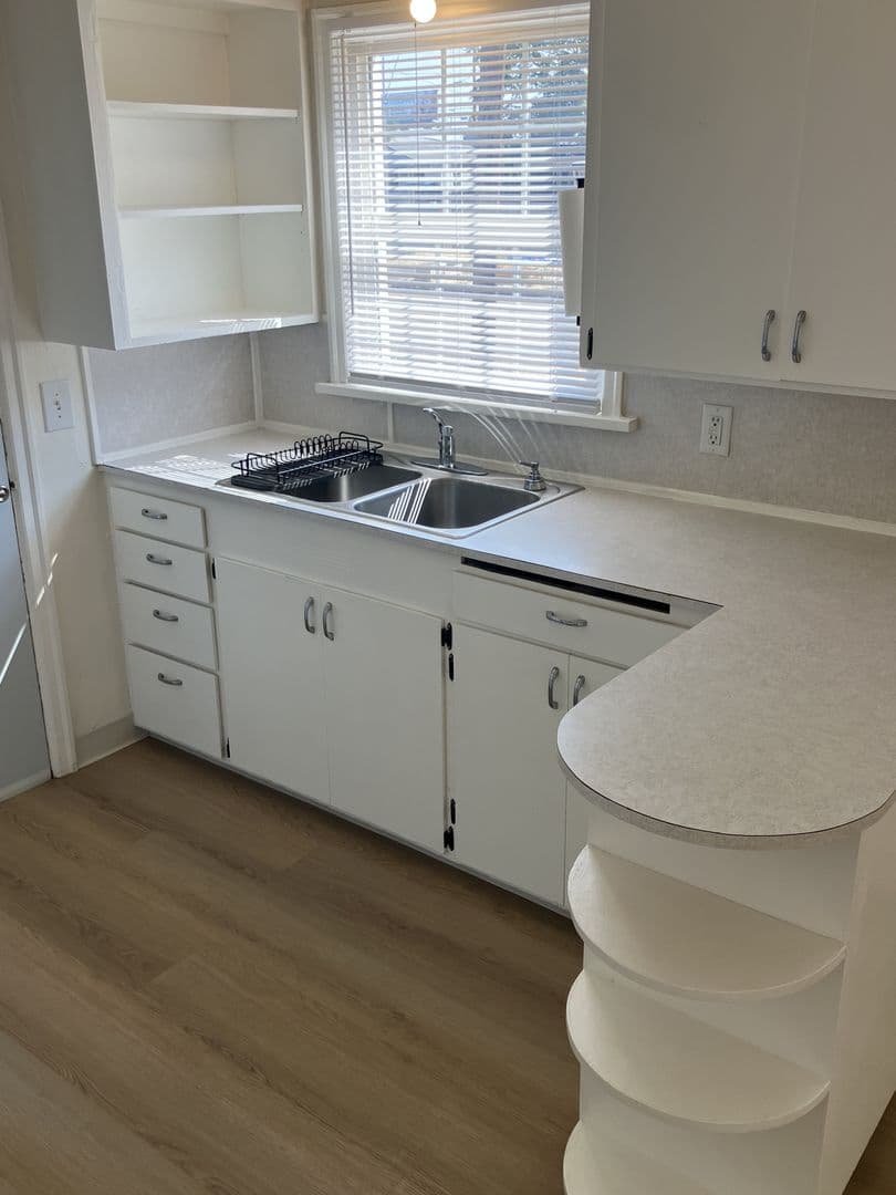 Salem House: 1165 Oxford St SE