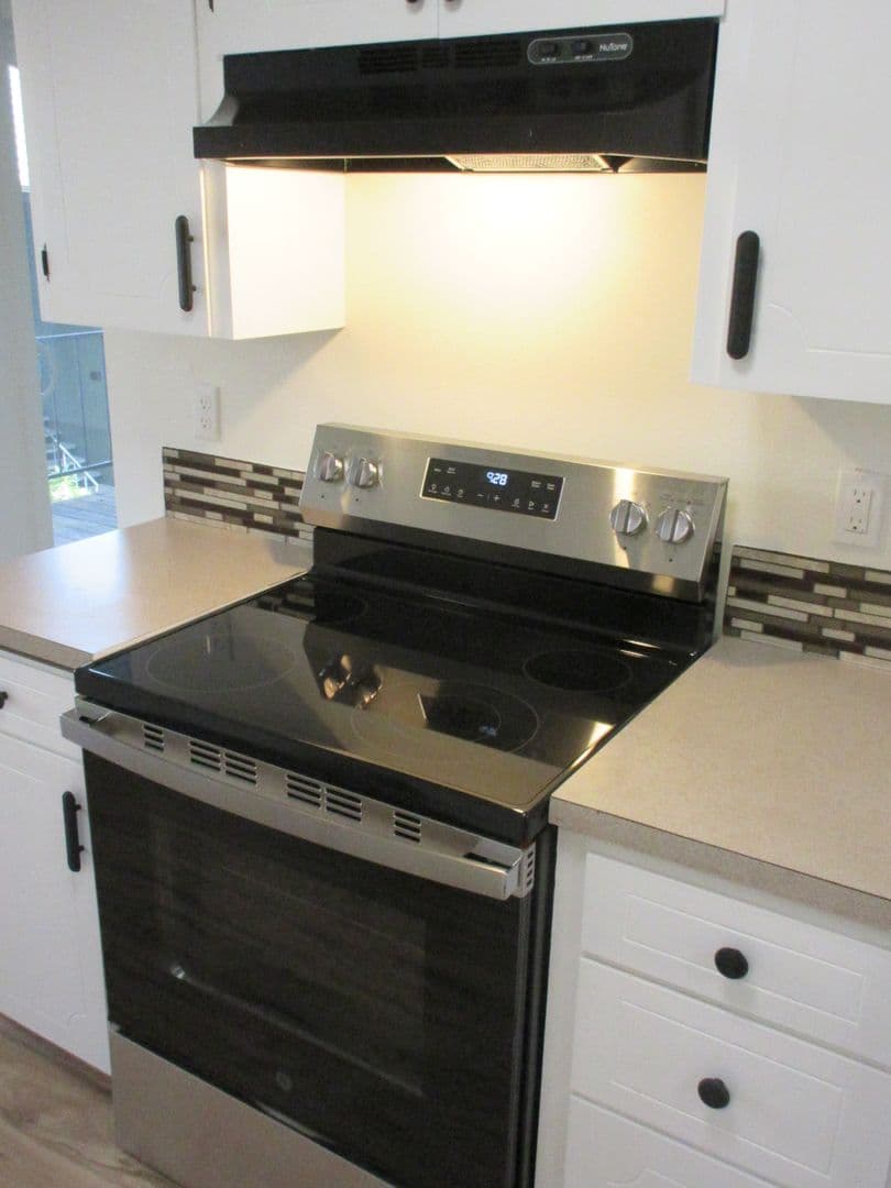Salem Apartment: 1563 Commercial Street SE