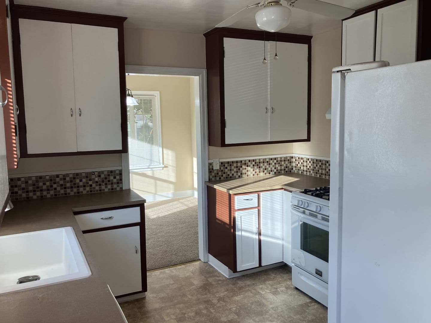 Salem House: 1710 Norway St NE
