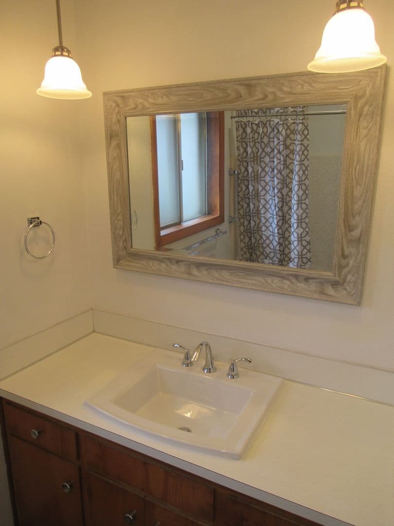 Salem House: 1690 D Street NE