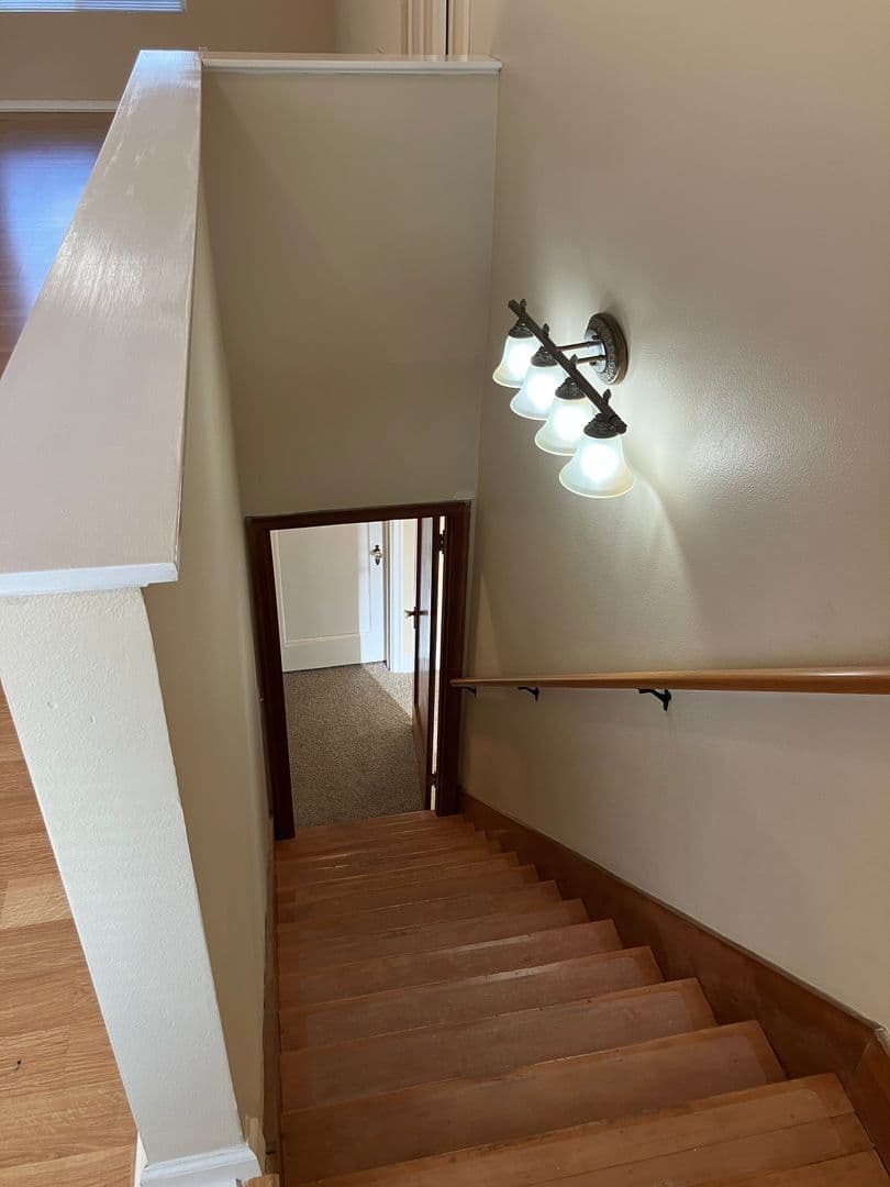 Salem House: 1710 Norway St NE