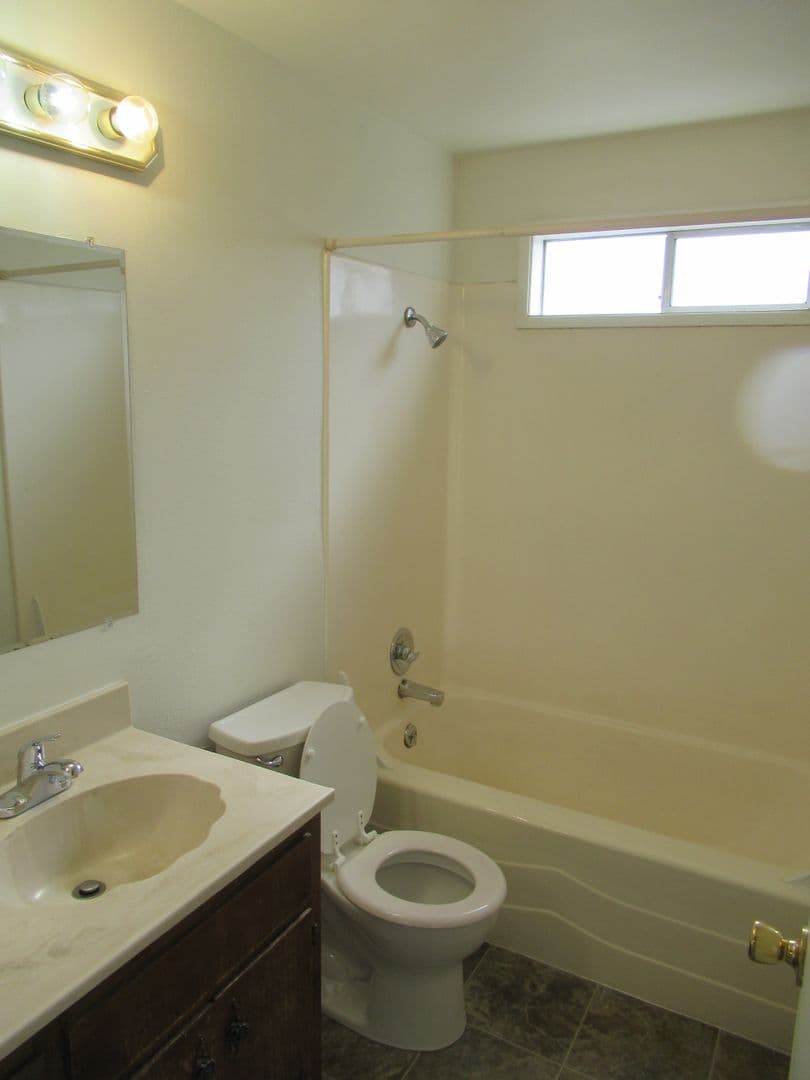 Salem Apartment: 1115 Waller St SE