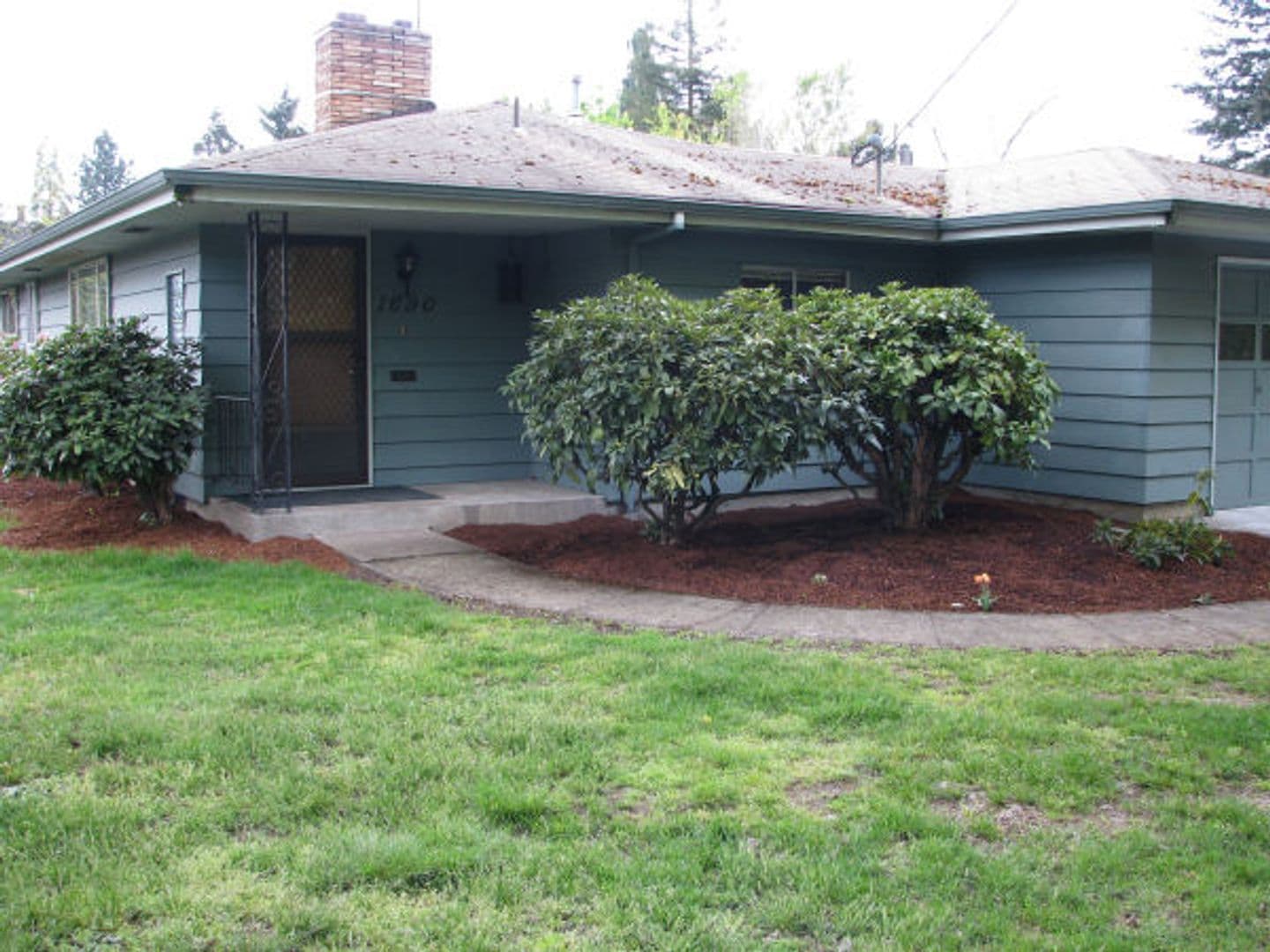 Salem House: 1690 D Street NE