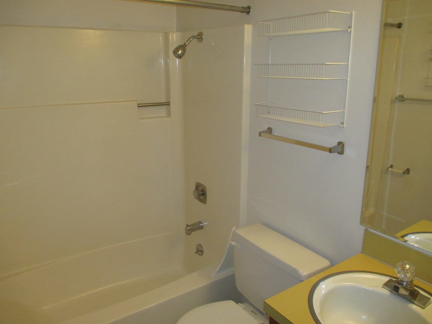 Salem Apartment: 137D Hrubetz Rd SE
