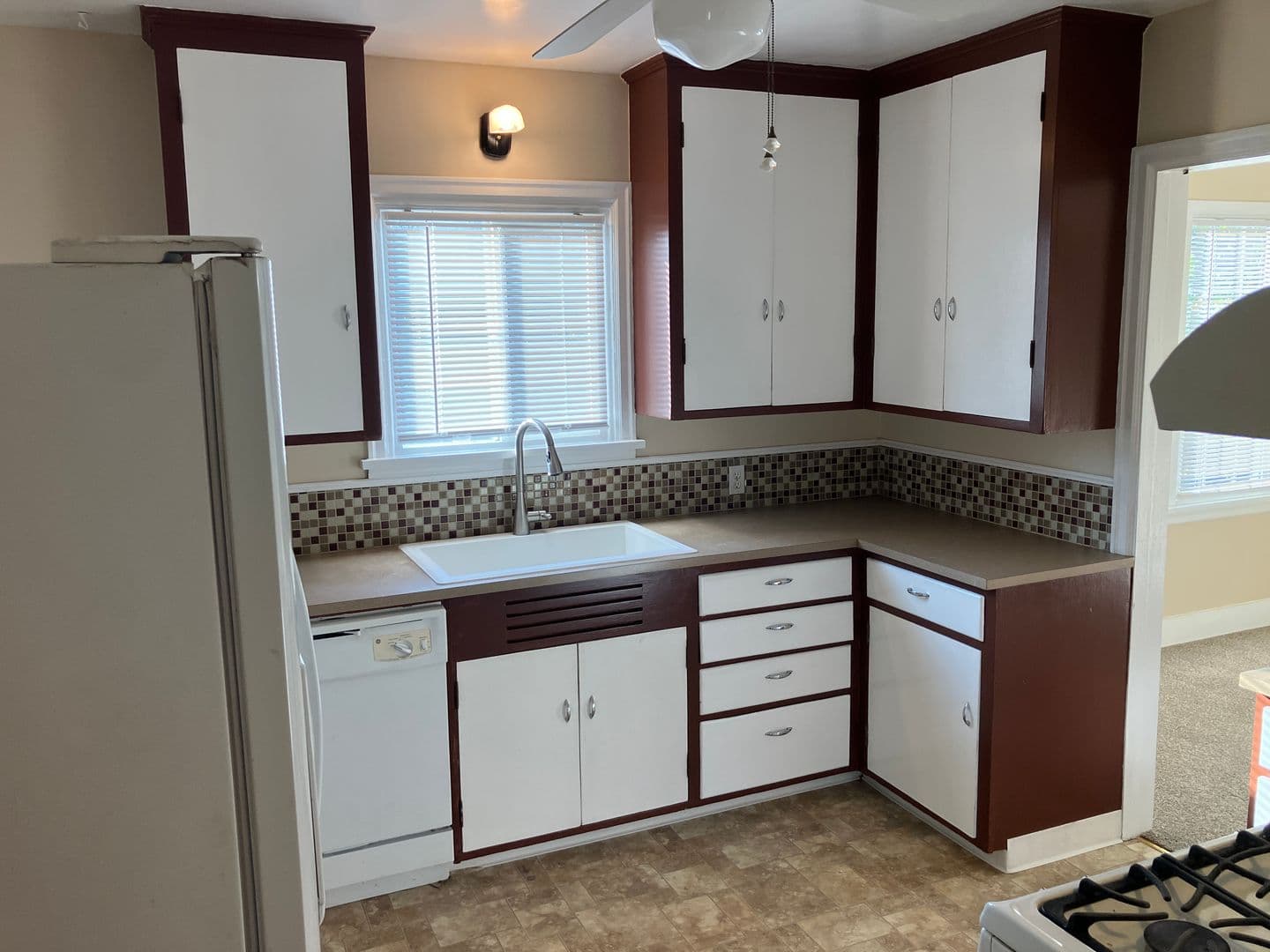 Salem House: 1710 Norway St NE