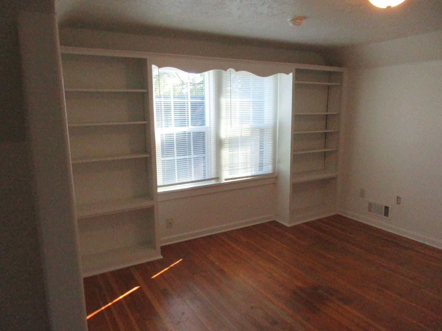 Salem House: 2810 Claxter Rd NE