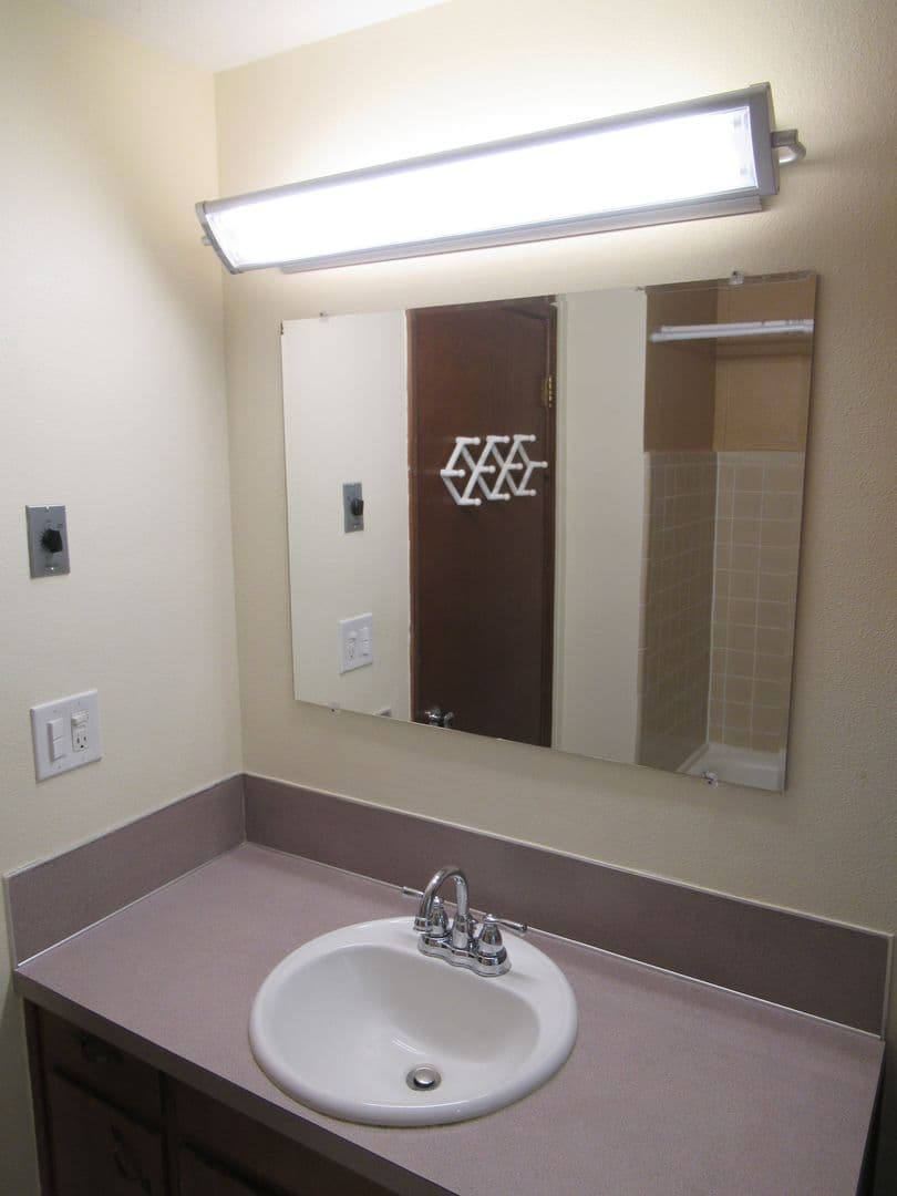 Salem House: 2520 Stortz Ave NE