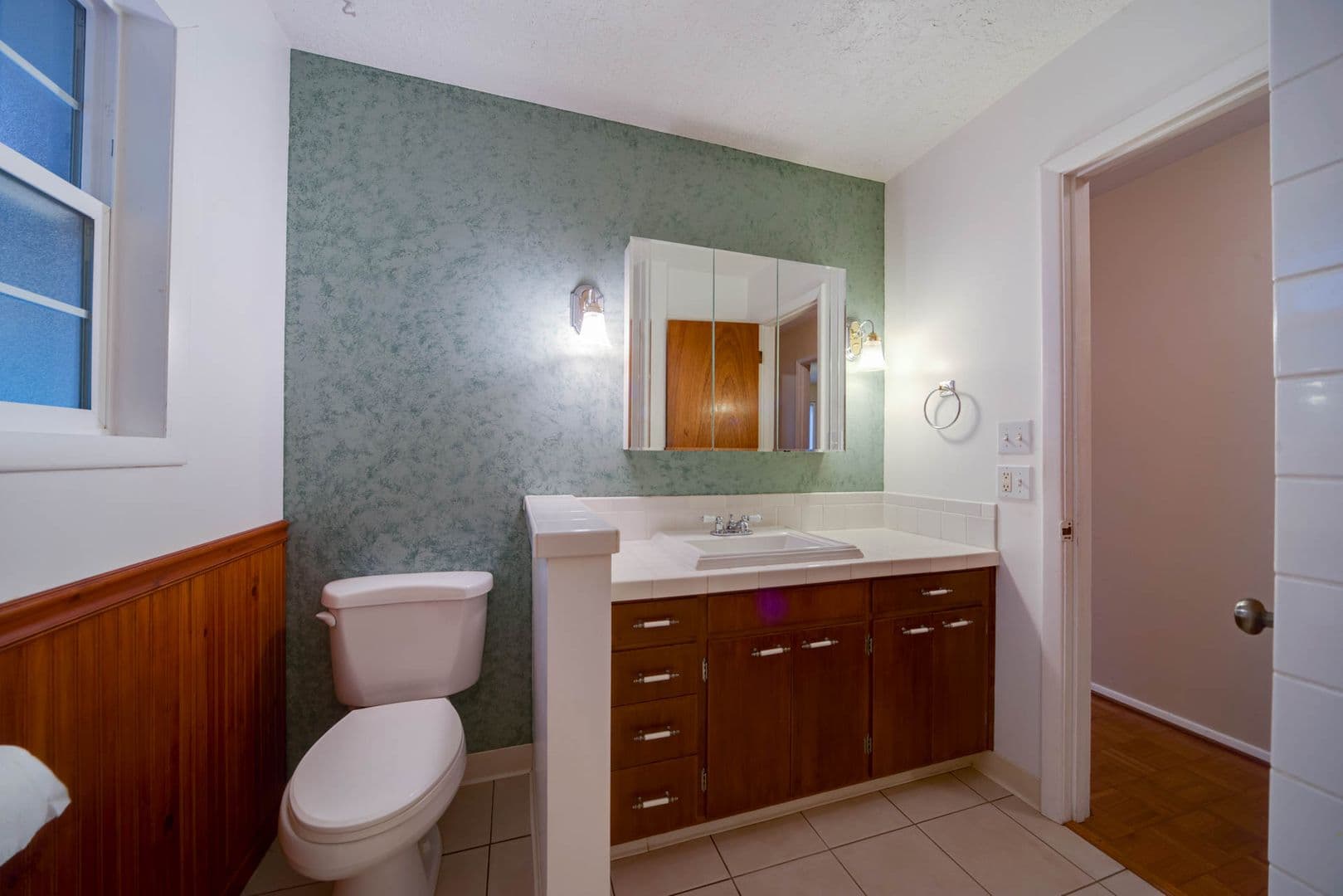 Salem House: 1040 Larkspur Lane NW