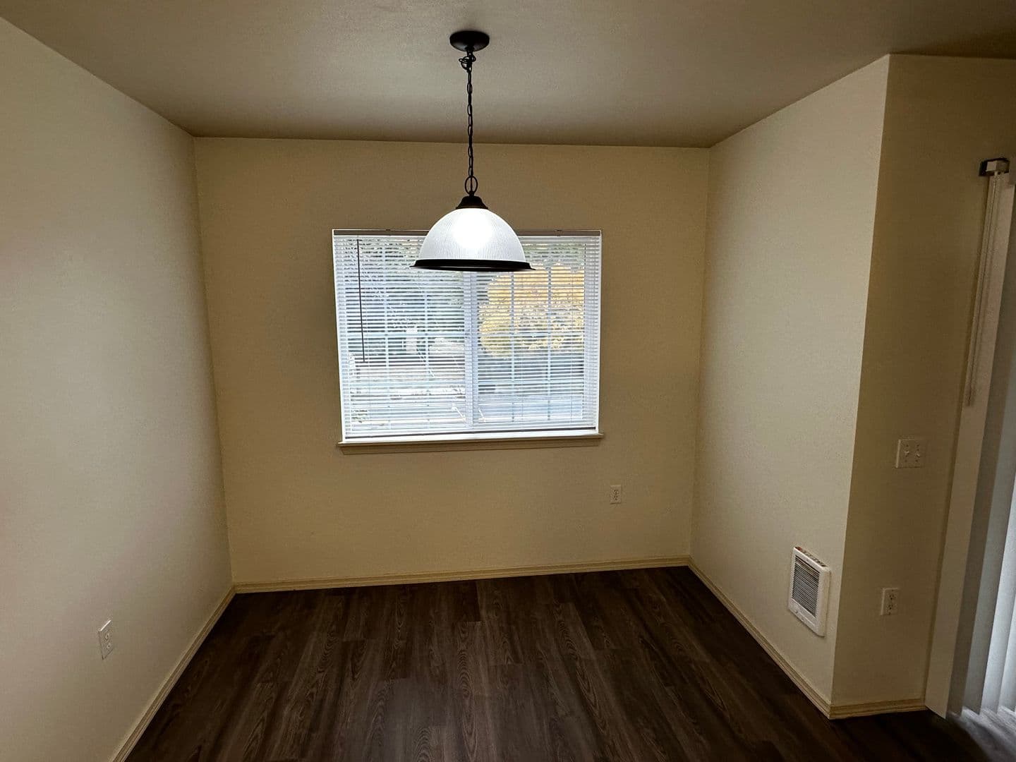 Keizer Apartment: 4997 Delight St N #202