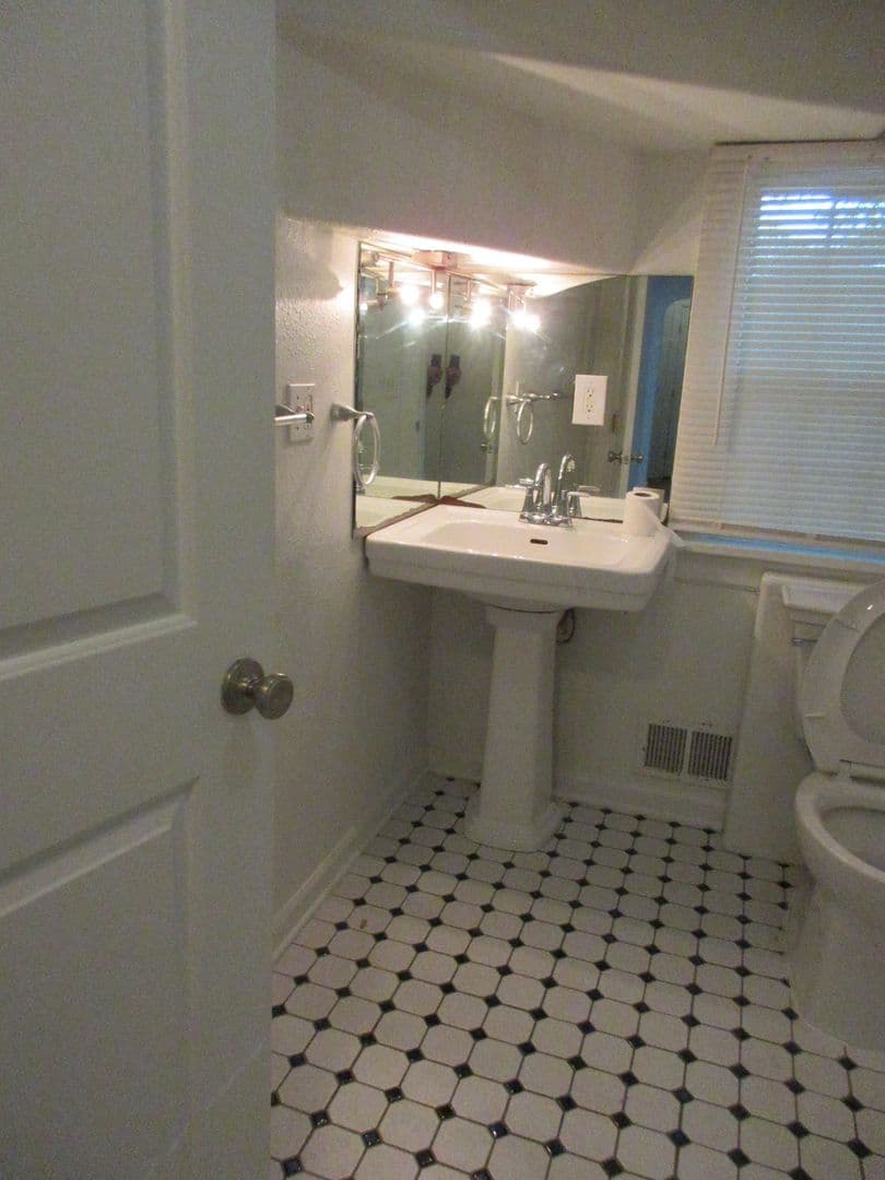 Salem House: 2810 Claxter Rd NE