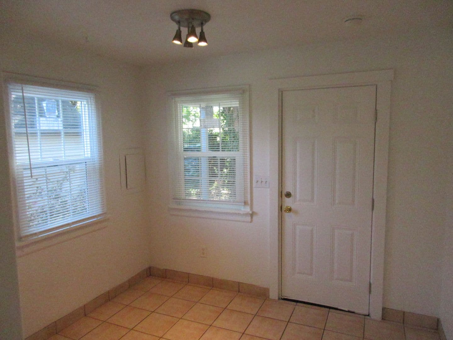 Salem House: 2810 Claxter Rd NE