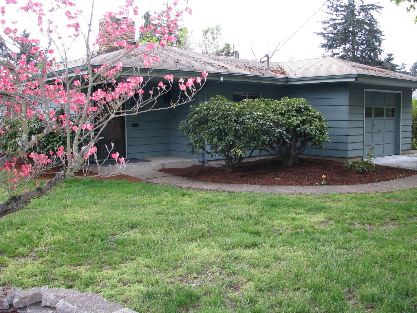 Salem House: 1690 D Street NE
