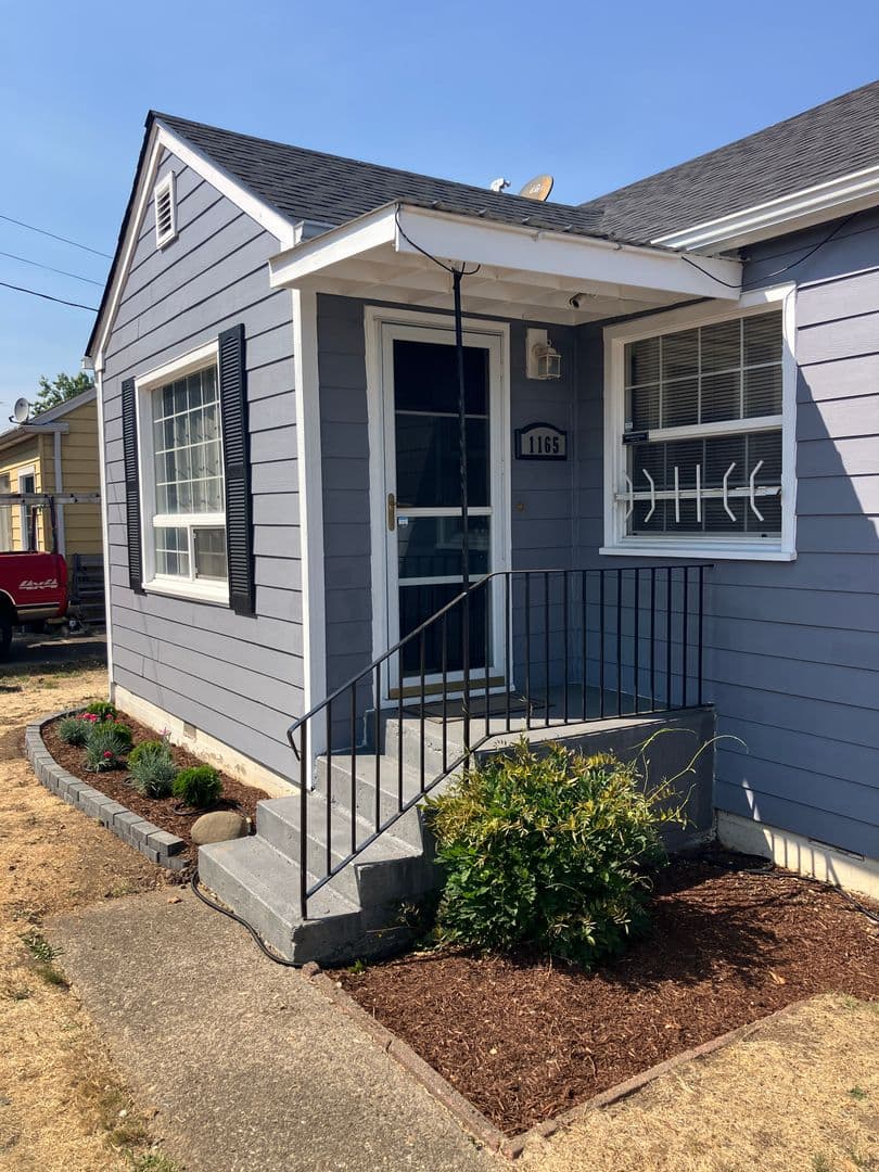 Salem House: 1165 Oxford St SE