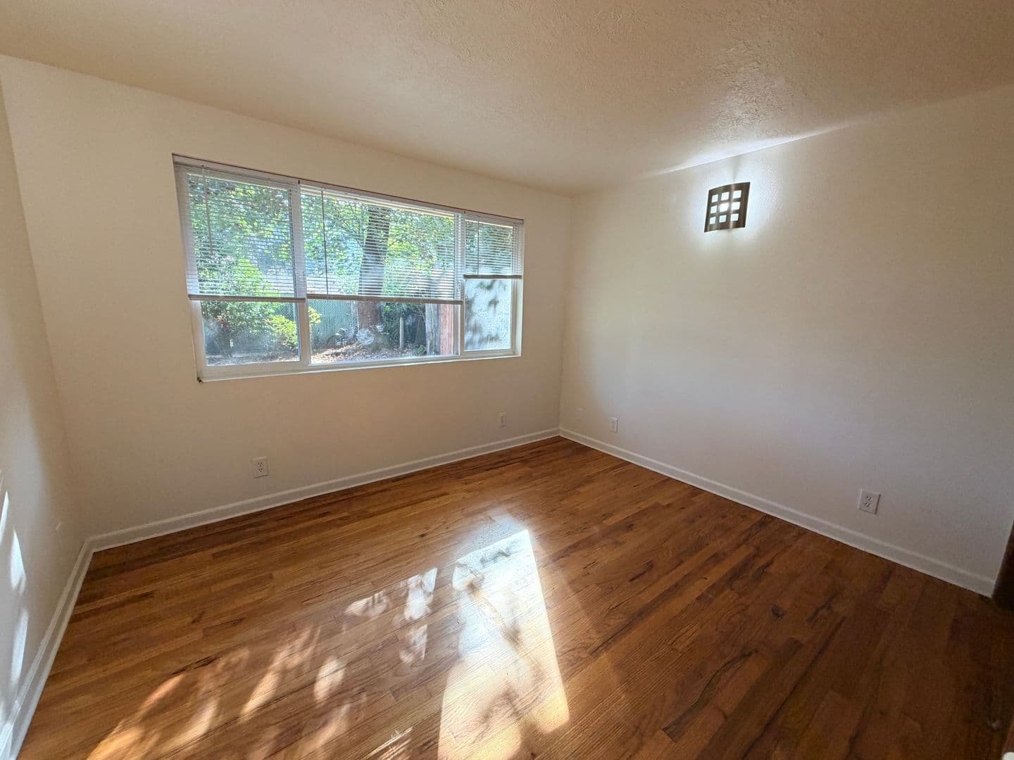 Salem House: 2520 Stortz Ave NE