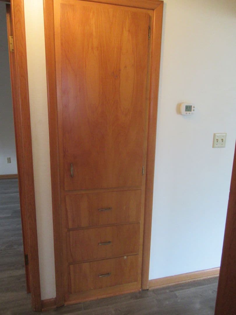 Salem House: 1690 D Street NE