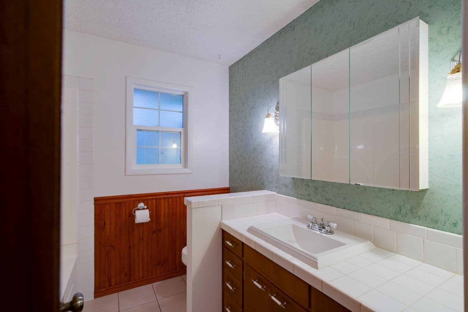 Salem House: 1040 Larkspur Lane NW
