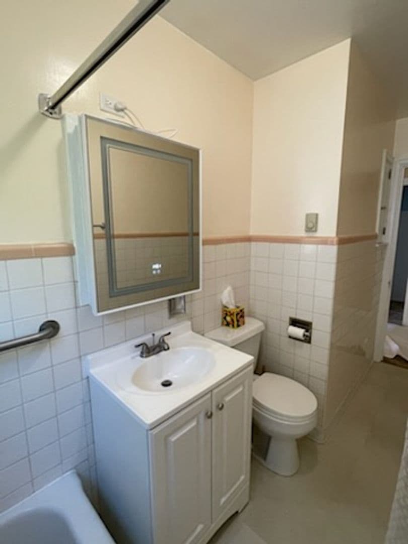 Salem House: 1710 Norway St NE