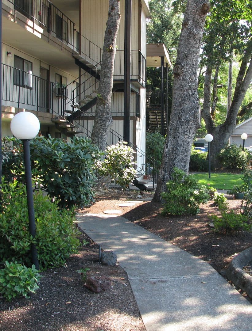 Salem Apartment: 728 Church Street NE #37