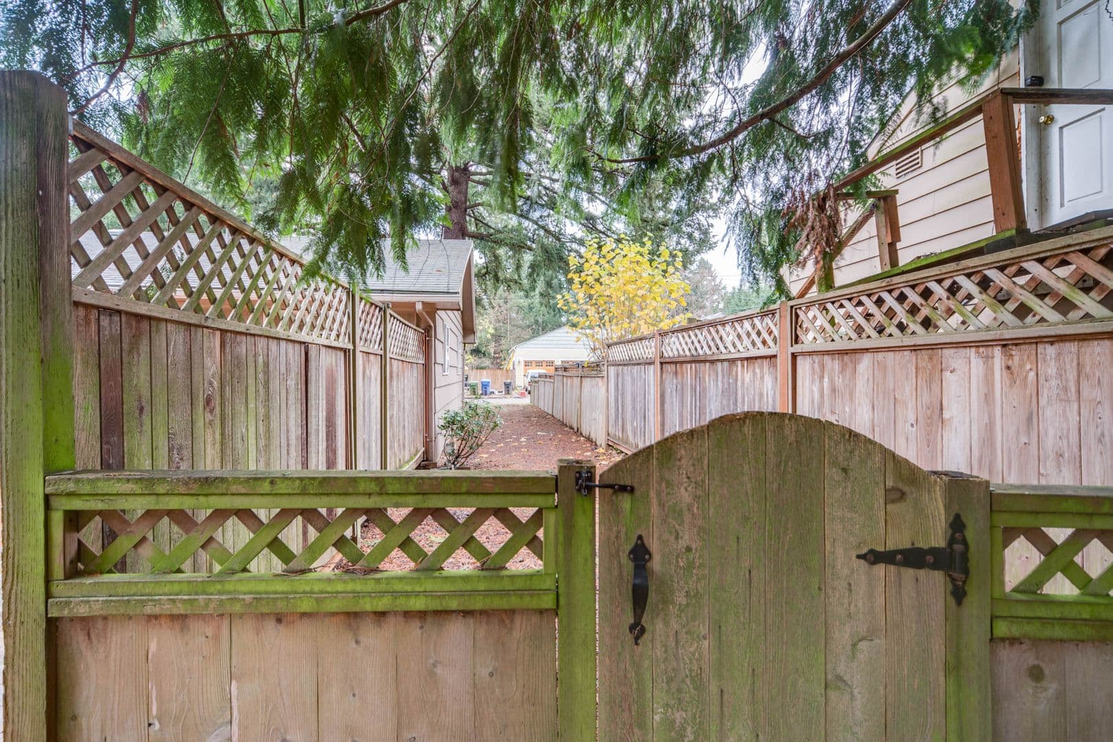 Salem House: 1040 Larkspur Lane NW