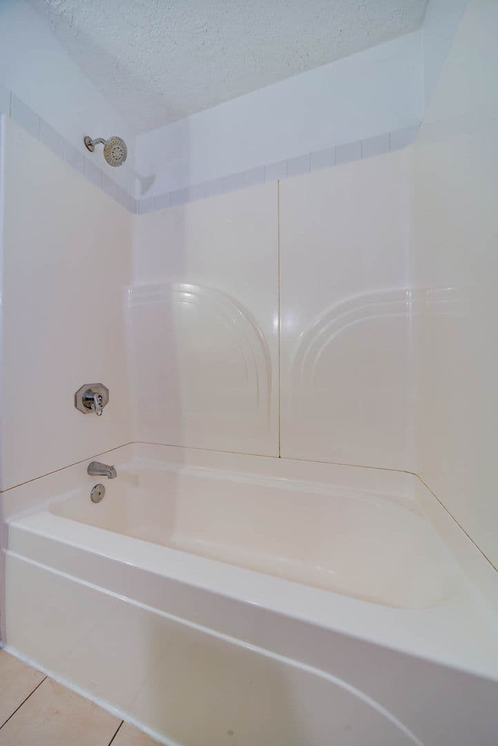 Salem House: 1040 Larkspur Lane NW