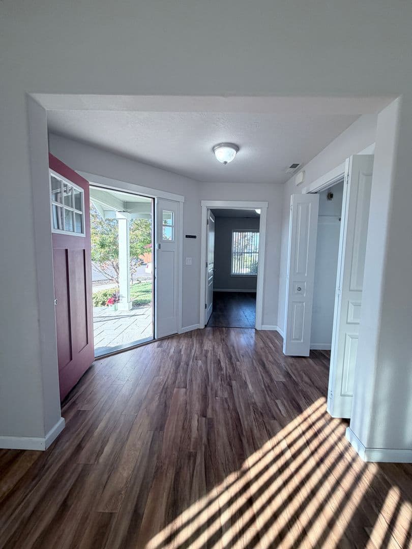 Dallas House: 456 SE Ray St