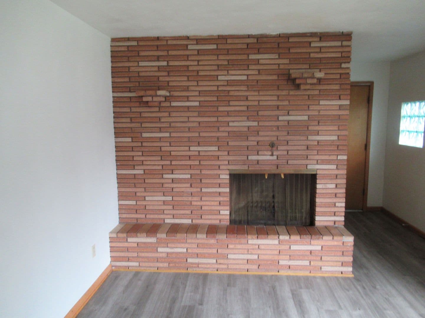 Salem House: 1690 D Street NE