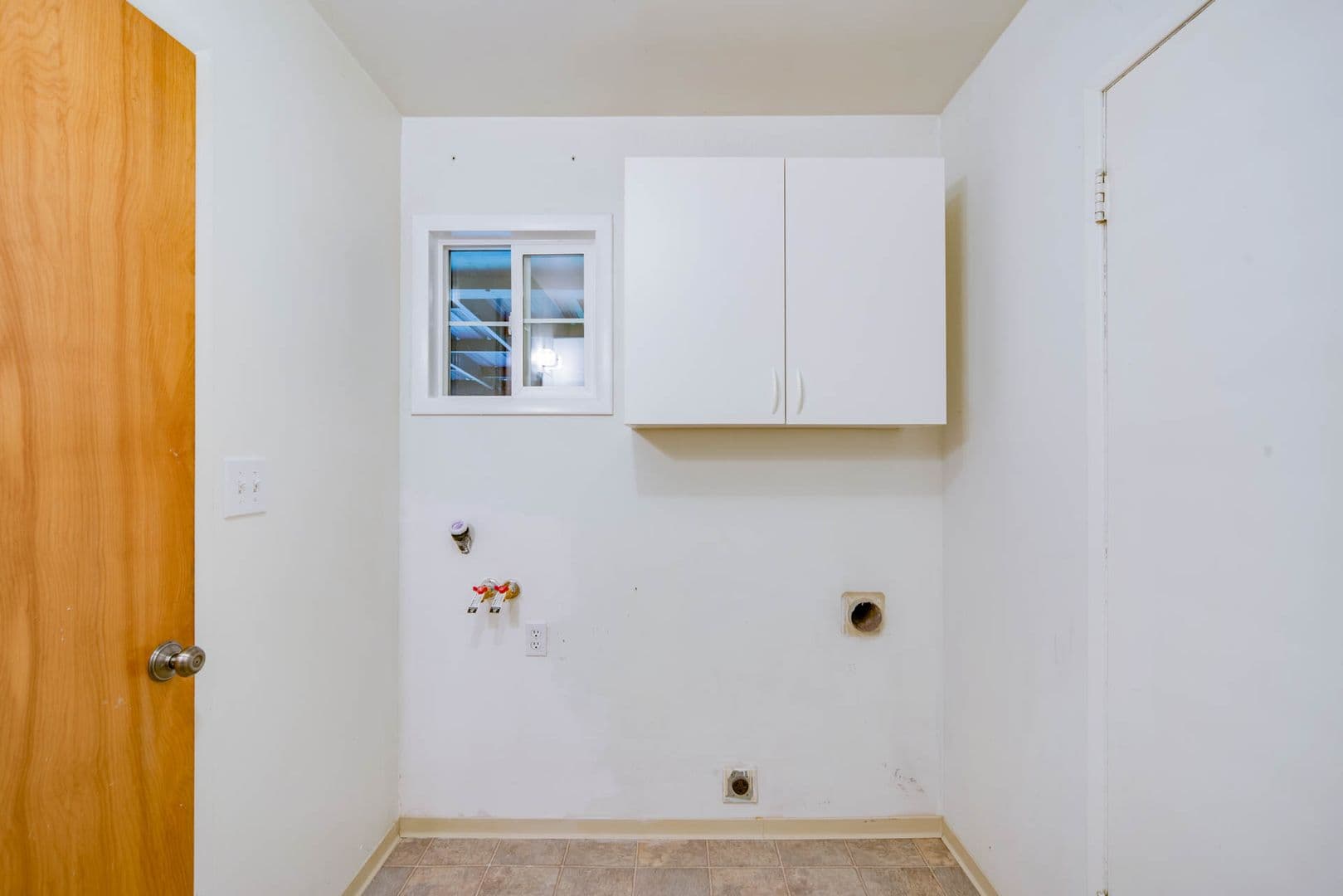 Salem House: 1040 Larkspur Lane NW