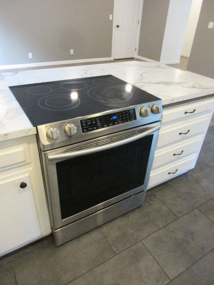 Salem House: 1340 Elser Dr SE